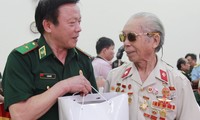 Thiếu tướng Lê Như Đức, Chủ tịch Hội Cựu chiến binh TP. Hà Nội trao quà cho các cựu chiến binh tham gia chiến dịch Điện Biên Phủ.