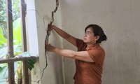 Cận cảnh mái kè sạt lở, nhà của 42 hộ dân bị lún, nứt do khai thác cát ở Hà Nội