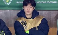 Tiền đạo tuyển Hàn Quốc phải tắt điện thoại vì bức ảnh ngồi ghế dự bị gây sốt