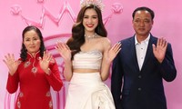 Bố mẹ đưa Đỗ Thị Hà đến sân khấu trong ngày kết thúc nhiệm kỳ Hoa hậu Việt Nam