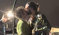 Ban nhạc bị cấm biểu diễn ở Malaysia vì một nụ hôn gây tranh cãi