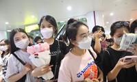 Hàng nghìn fan Việt đổ xô ra sân bay Nội Bài chờ BlackPink lúc nửa đêm
