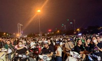 Hàng nghìn fan Việt bám rào, đứng trên cầu đi bộ &apos;đu&apos; BlackPink ở Mỹ Đình