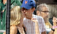 Nụ hôn ở sân bóng chày của Ivanka Trump
