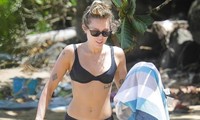 Miley Cyrus diện bikini đọ dáng với mẹ ruột U60