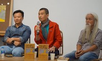 Các diễn giả Mai Anh Tuấn, Lê Thiết Cương và Phạm Xuân Nguyên (từ trái qua) tại buổi ra mắt tập di cảo Anh hùng còn chi. Ảnh: HOÀNG HƯƠNG