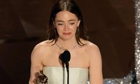 &apos;Oppenheimer&apos; chiến thắng vang dội, Emma Stone mang tượng vàng Oscar thứ hai về nhà