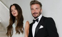 Victoria Beckham diện váy xuyên thấu, chống nạng ở sinh nhật 50 tuổi