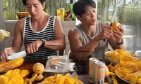 Nhóm tài tử cơ bắp Hàn Quốc ăn 25 kg xoài khi đến Nha Trang 