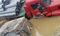 Sự cố vỡ ống nước DN400 tại cầu vượt Phú Thụy (Gia Lâm, Hà Nội)