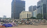 Bãi rác tập kết tại quận Cầu Giấy. Ảnh: MTĐT