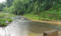Nước suối đầu nguồn nước sông Đà chuyển màu đen do bị ô nhiễm