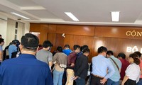 Người dân chen lấn nộp hồ sơ xin xác nhận tại quận Hải An
