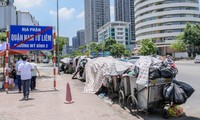 Phố phường Hà Nội đang ngập rác thải. 