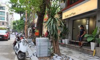 Lát đá vỉa hè trên phố Triệu Việt Vương (quận Hai Bà Trưng)