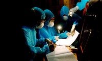 Các y bác sĩ thâu đêm cập nhật tình hình sức khỏe bệnh nhân COVID-19 tại tỉnh Vĩnh Phúc. Ảnh: Trà Hương