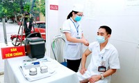 Tiêm vắc xin tại Trung tâm y tế thành phố Vĩnh Yên