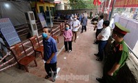 Cử tri đi bầu lại tại xã Tráng Việt. Ảnh: Hoàng Mạnh Thắng