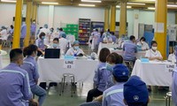 Tiêm vắc xin cho công nhân tại KCN Quang Minh (huyện Mê Linh)