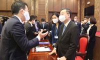Chủ tịch Hà Nội gặp gỡ các doanh nghiệp tại hội nghị trước đó
