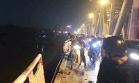 Hiện trường vụ tai nạn ô tô Mercedes húc đổ lan can cầu Chương Dương, lao xuống sông Hồng tối 3/11 