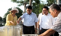 Chủ tịch UBND TP Nguyễn Đức Chung kiểm tra việc thử nghiệm làm sạch sông Tô Lịch bằng công nghệ châu Âu
