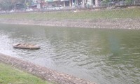 Từ mực nước chết, ô nhiễm, sông Tô Lịch mấy ngày qua đã có dòng chảy trong xanh khi được xả nước từ Hồ Tây.