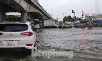 Mưa ngập trên nhiều tuyến phố Hà Nội trong ngày hôm nay. Ảnh: Mạnh Thắng