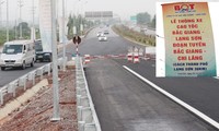  Sau “Lễ thông xe cao tốc Bắc Giang - Lạng Sơn” ngày 29/9, tuyến đường căng rào chặn phươn tiện đi vào. Ảnh: A.Trọng