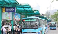 Sáng 4/2 Transerco huy động 20 xe buýt đưa hơn 200 người dân hết hạn cách ly 14 ngày về các địa phương. Ảnh: T.Đảng