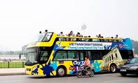 Tuyến buýt du lịch 2 tầng thoáng nóc số 02 Hà Nội hoạt động trên đường Hà Nội.