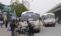 Xe khách di chuyển và bắt trả khách trên đường Phạm Hung (Vành đai 3 dưới thấp).