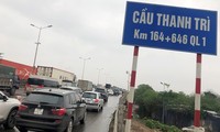 Cầu Thanh Trì ùn tắc trong ngày đầu hạ tốc độ xuống 60km/h