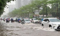 Mưa ngập nhiều tuyến phố Hà Nội sáng 9/6.
