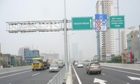 Từ sáng 27/12, xe ô tô đi trên cao tốc trên cao Mai Dịch – cầu Thăng Long được đi tối đa 100km/h, tối thiểu 60km/h. Ảnh: T.Đảng