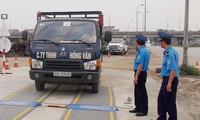 Trạm cân di động phát hiện hơn 30 ‘hung thần’ xe tải trên cầu Thăng Long