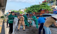 Đất, bùn thải lại đổ thành đống trên đường Nguyễn Trãi
