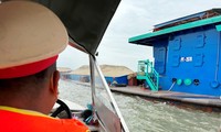 Phát hiện nhiều tàu chở cát quá tải, hết đăng kiểm chạy trên sông Hồng 