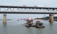 Nhiều tàu thuyền nghi chở quá tải &apos;thông chốt&apos; cửa ngõ sông Hồng vào Hà Nội