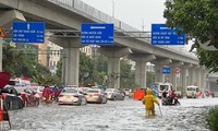 Vì sao nhiều tuyến phố Hà Nội ngập nặng sau mưa chiều 31/7?