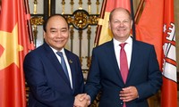 Thủ tướng Chính phủ Nguyễn Xuân Phúc đã gặp Thủ hiến kiêm Thị trưởng bang Hamburg Olaf Scholz.