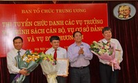 Trưởng Ban Tổ chức T.Ư trao quyết định bổ nhiệm cho 3 vụ trưởng thông qua thi tuyển.