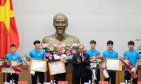 Thủ tướng trao huân chương Lao động hạng Nhất cho đội U23 và huân chương hạng Ba cho HLV và các cầu thủ. (ảnh Q.H)