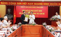 Ông Nguyễn Thanh Bình trao quyết định và chúc mừng ông Lê Văn Châu nhận nhiệm vụ mới.