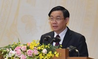 Phó Thủ tướng Vương Đình Huệ yêu cầu sử dụng các giải pháp để không tăng giá xăng dầu vào ngày 1/1/2019.