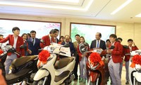 Thủ tướng Nguyễn Xuân Phúc gặp gỡ đội tuyển bóng đá nữ Việt Nam. (ảnh Như Ý)