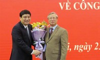 Thường trực Ban Bí thư Trần Quốc Vượng tặng hoa chúc mừng ông Nguyễn Đắc Vinh (ảnh TTXVN)
