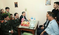 Bộ trưởng Bộ Công an Tô Lâm thăm hỏi, động viên gia đình Thiếu úy Dương Đức Hoàng Quân (ảnh TTXVN)