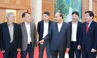 Thủ tướng Nguyễn Xuân Phúc trao đổi với các đại biểu (ảnh Q.H)