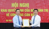 Ông Võ Văn Thưởng trao quyết định của Bộ Chính trị cho ông Nguyễn Hồng Diên (ảnh TTXVN)
